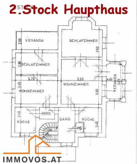 Grundriss des zweiten Stocks mit Schlafzimmern, Wohnzimmer, Küche, WC und Veranda.