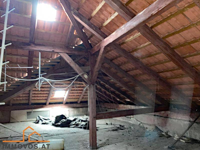 Großer Dachboden mit freiliegendem Holzdachstuhl und Dachfenstern, bietet Ausbaupotenzial.