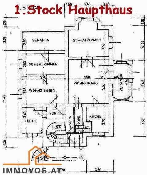 Grundriss des ersten Stocks mit Schlafzimmern, Wohnzimmer, Küche, WC und Veranda.
