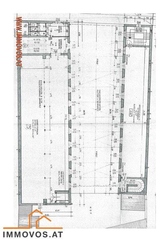 Detaillierter Grundrissplan eines Gebäudes mit verschiedenen Räumen und Treppenhaus.