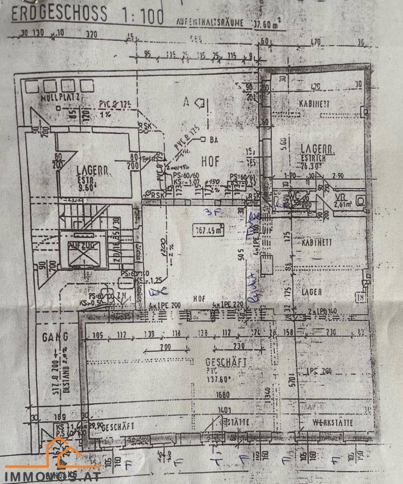 Grundriss des Erdgeschosses mit verschiedenen Räumen wie Lager, Kabinett, Geschäft und Werkstatt.