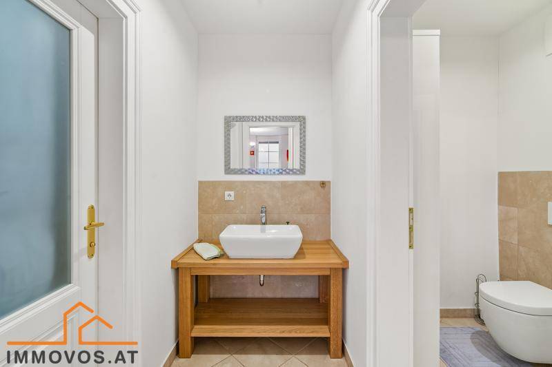 Kleines Gäste-WC mit modernem Waschtisch und Wand-WC.