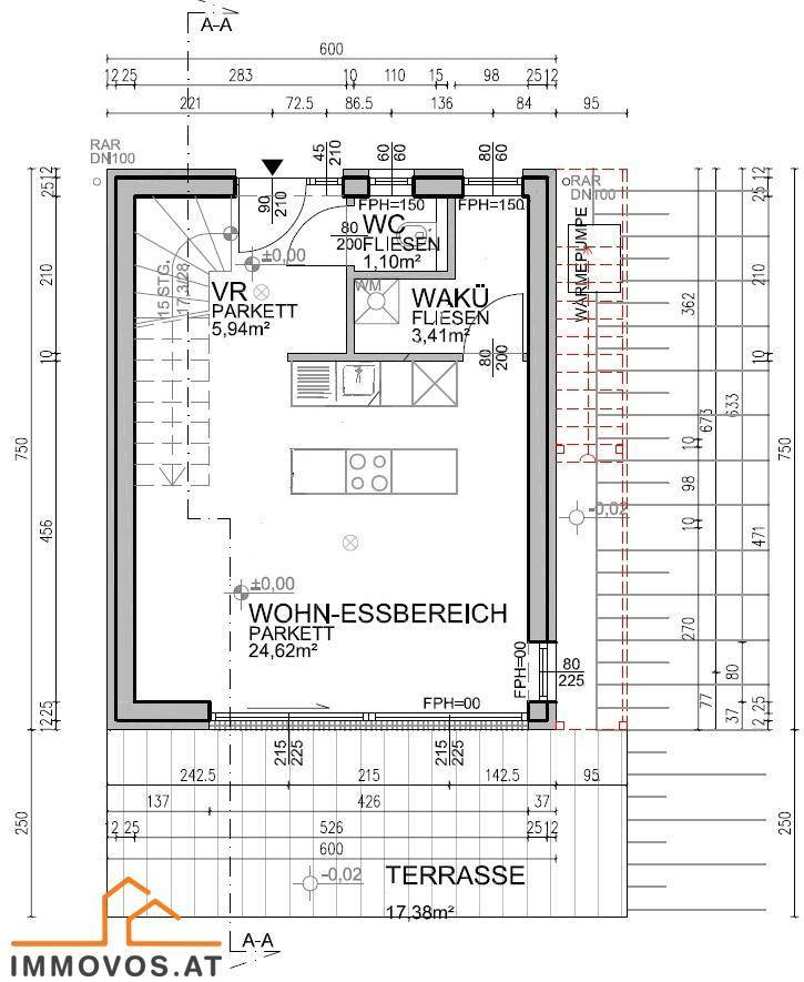 Grundriss des Erdgeschosses mit offenem Wohn-Essbereich, Küche und Terrasse.