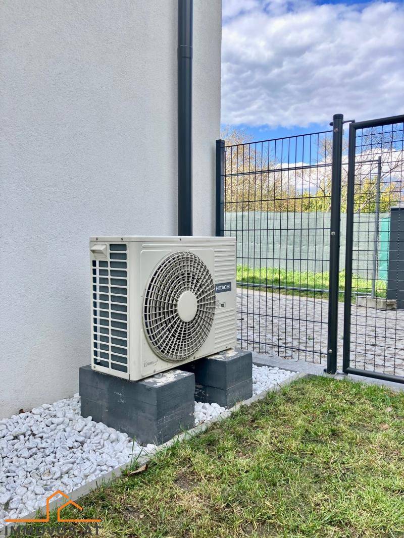 Außeneinheit einer Wärmepumpe oder Klimaanlage neben dem Gebäude.