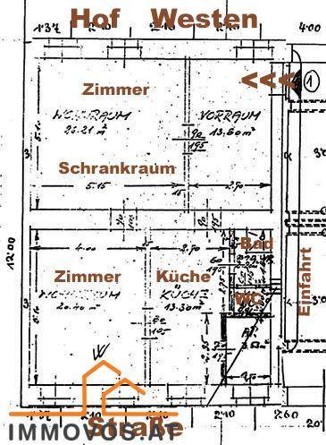 Grundrissplan einer Wohnung mit mehreren Zimmern, Küche, Bad und WC.
