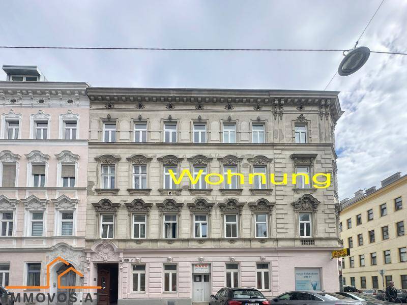 Fassade eines historischen Wohngebäudes mit vielen Fenstern und klassischem Altbau-Design.