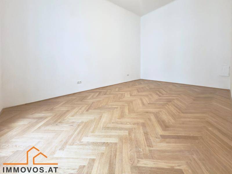 Unmöbliertes Zimmer mit Fischgrätparkett und weißen Wänden, vielseitig nutzbar.
