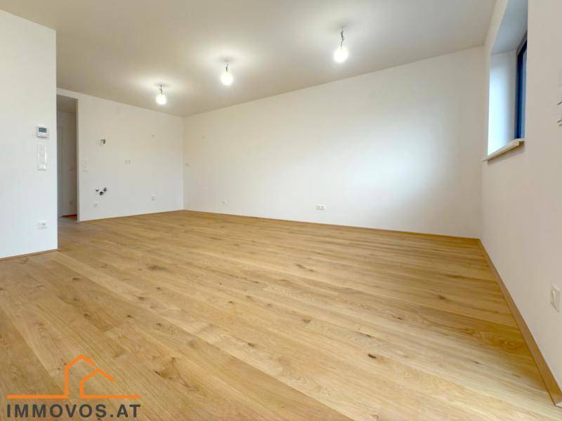 Großer, heller Raum mit Holzboden und einem Fenster, bereit für individuelle Gestaltung.