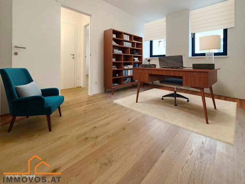 Virtuell inszeniertes Arbeitszimmer mit Holzboden, Schreibtisch und Bücherregal.