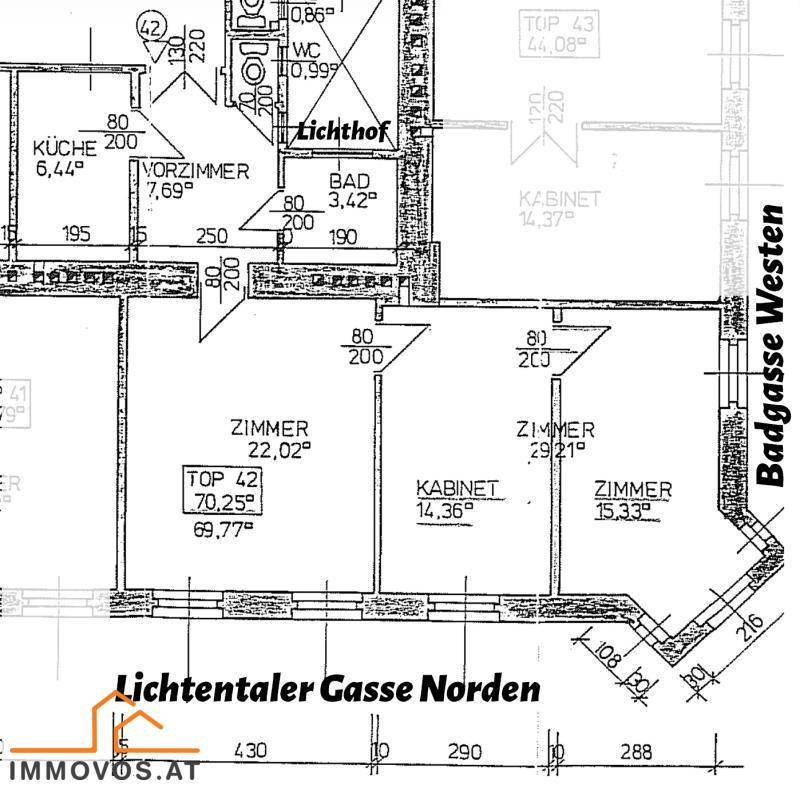 Grundriss einer Wohnung mit Küche, Bad, separatem WC und mehreren Zimmern.