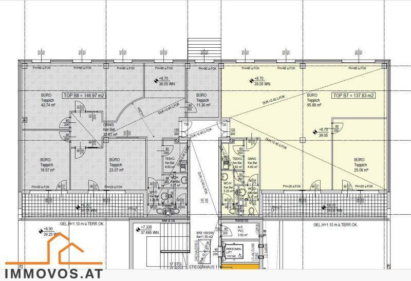 Grundrissplan für zwei Gewerbeeinheiten mit Büros, Sanitärbereichen und Terrassen.
