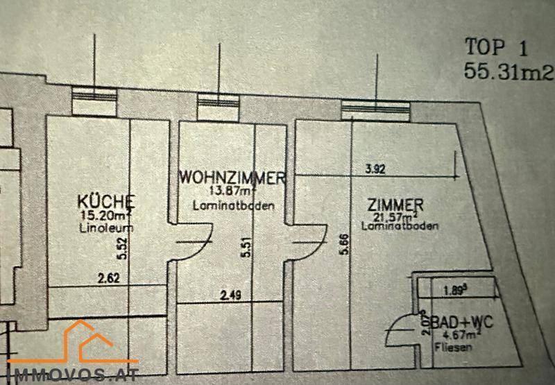 Detailansicht eines Grundrisses mit Küche, Wohnzimmer und weiterem Zimmer.