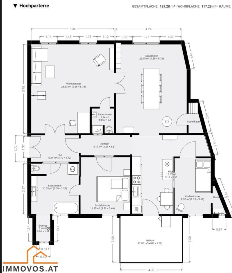 Grundriss des Hochparterres mit Wohnzimmer, Esszimmer, drei Schlafzimmern und Balkon.