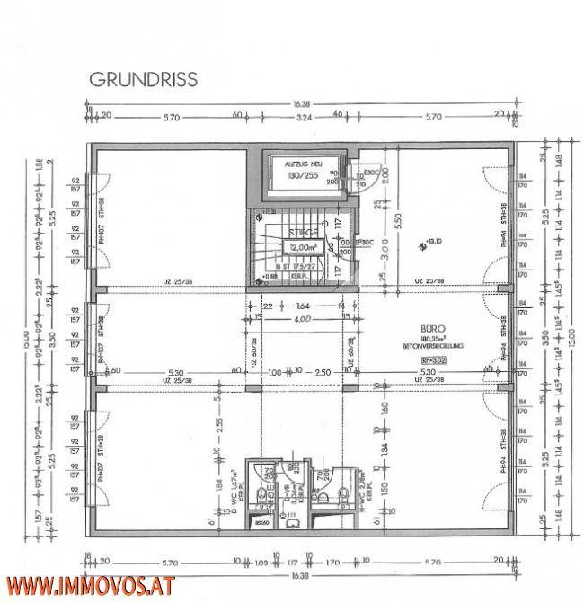 Grundrissplan eines Stockwerks mit mehreren Büroräumen und einem Aufzug.