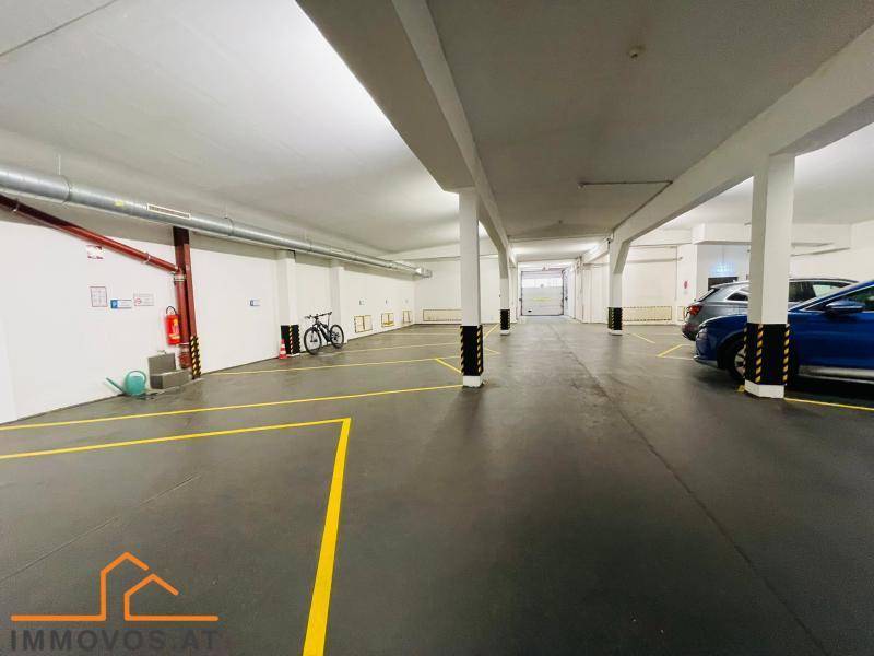 Geräumige Tiefgarage mit markierten Parkplätzen und Fahrradabstellbereich.