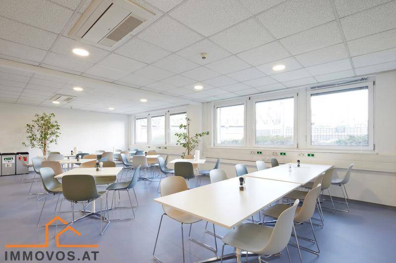 Großer Essbereich mit mehreren Tischen und Stühlen, ideal für Pausen oder Meetings.