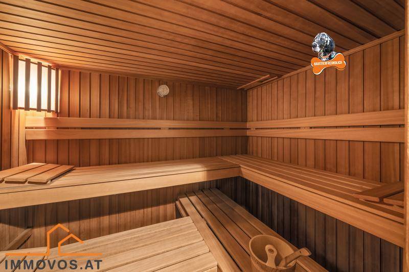 Traditionelle Holzsauna mit mehreren Bänken, bereit für entspannende Wellnessmomente.