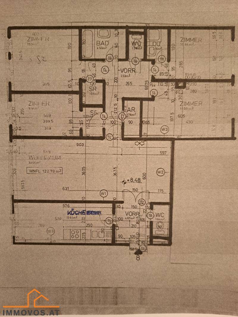 Detaillierter Grundrissplan mit mehreren Zimmern, Bad, WC und Küche, inklusive Maßangaben.