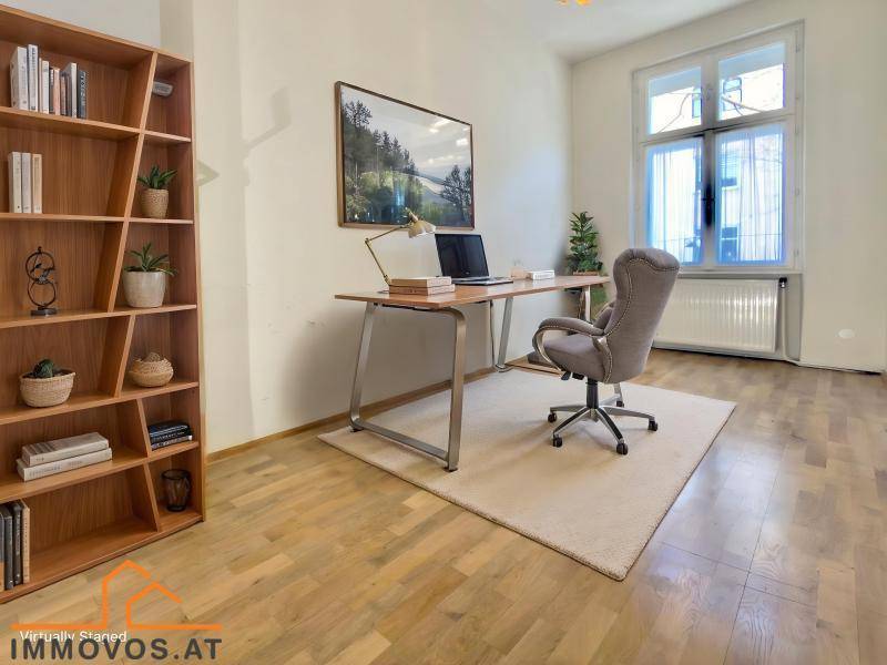 Helles Arbeitszimmer mit modernem Schreibtisch, bequemen Bürostuhl und einem großen Bücherregal.