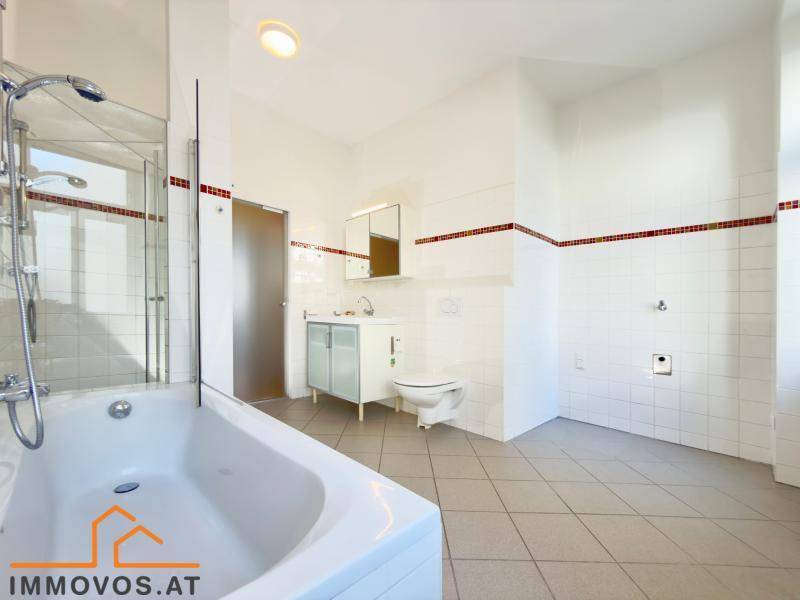 Geräumiges Badezimmer mit Badewanne, separater Dusche, WC und Waschbecken.