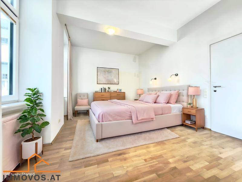 Modernes Schlafzimmer mit hellem Fischgrätparkett, rosa Bettwäsche und einem großen Fenster für viel Tageslicht.