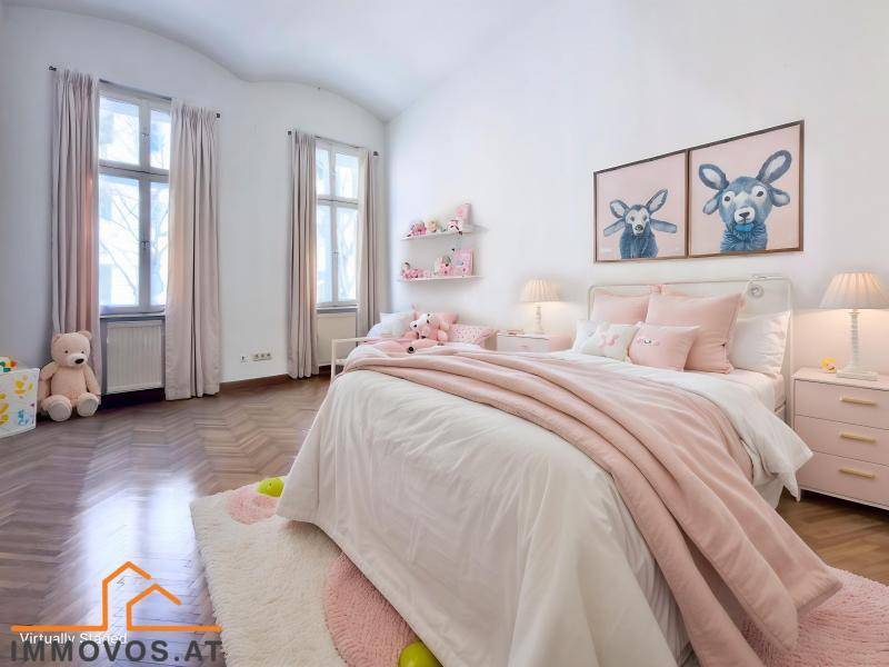 Freundliches Kinderzimmer mit Fischgrätparkett, rosa Dekoration und viel Platz zum Spielen und Entspannen.