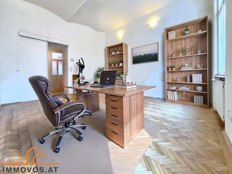 Geräumiges Arbeitszimmer mit großem Holzschreibtisch, ergonomischem Stuhl und praktischen Bücherregalen.