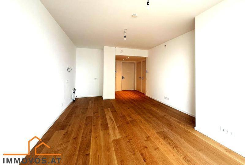 Geräumiger, unmöblierter Raum mit hellen Wänden und hochwertigem Holzboden, bereit zur individuellen Gestaltung.