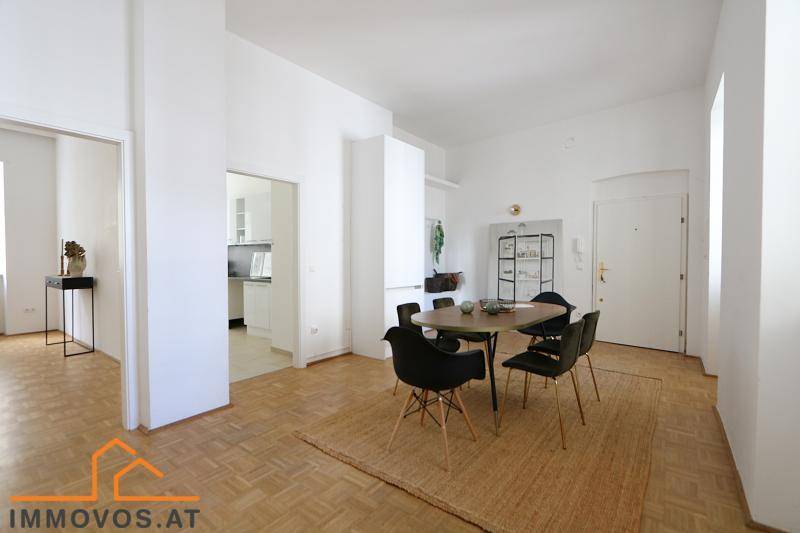 Essbereich mit modernem Tisch und Stühlen, offen zur Küche.