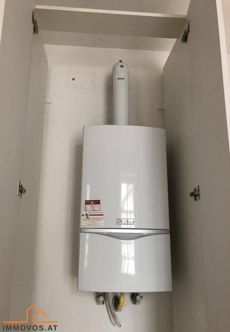 Gastherme in einem Wandschrank, zuständig für Heizung und Warmwasser.