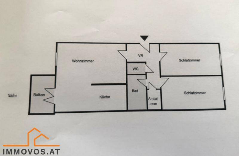 Grundriss der Wohnung mit Wohnzimmer, Küche, Bad, WC, Abstellraum und zwei Schlafzimmern.