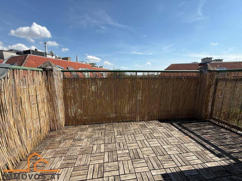 Geräumiger Balkon mit Holzboden und Bambusverkleidung, bietet Platz für individuelle Gestaltung.