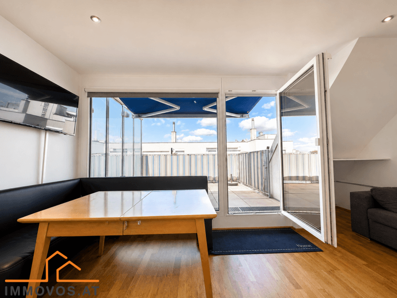 Heller Wohnbereich mit Esstisch, Sitzbank und direktem Zugang zur sonnigen Dachterrasse.