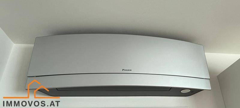 Moderne Klimaanlage an der Wand montiert, sorgt für angenehme Raumtemperatur.
