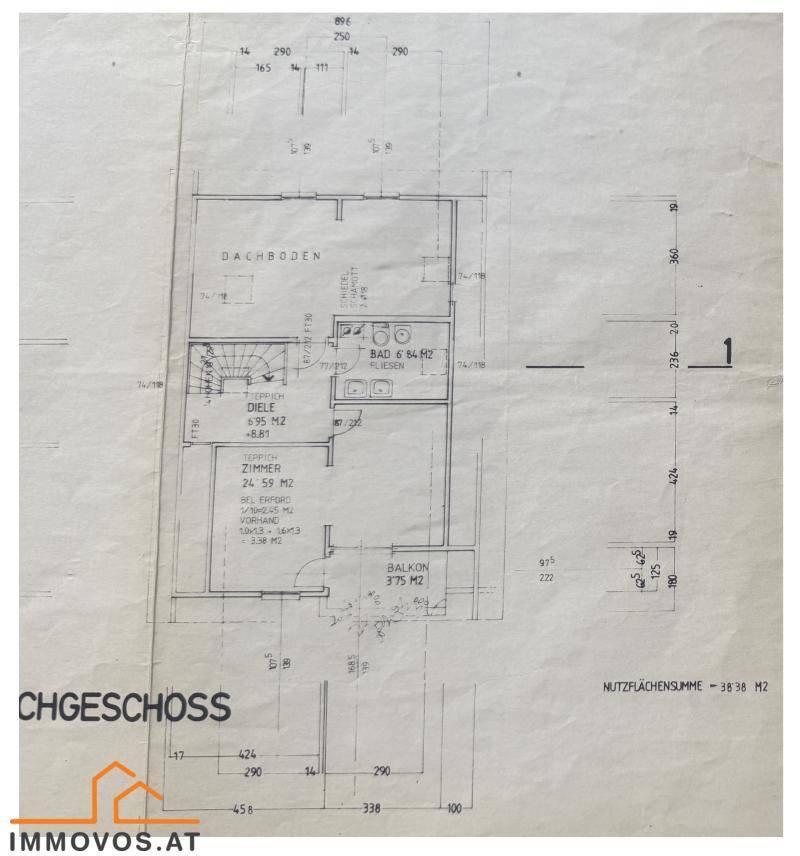 Grundriss des Dachgeschosses mit Zimmer, Bad und Balkon, inklusive Maßangaben.