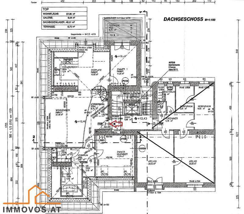 Grundriss des Dachgeschosses mit Wohnbereich, Küche, Schlafzimmern und Terrasse.