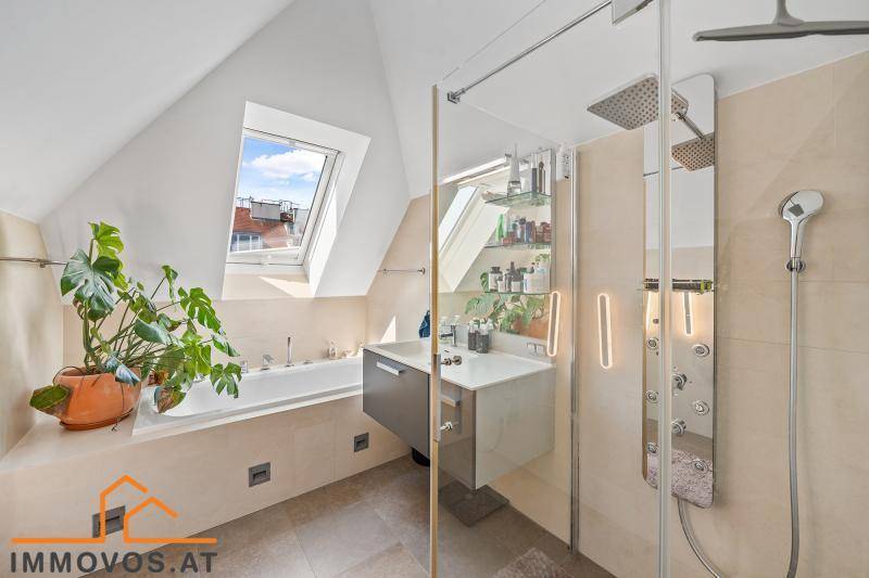 Modernes Badezimmer mit Badewanne, begehbarer Dusche und Dachfenster.