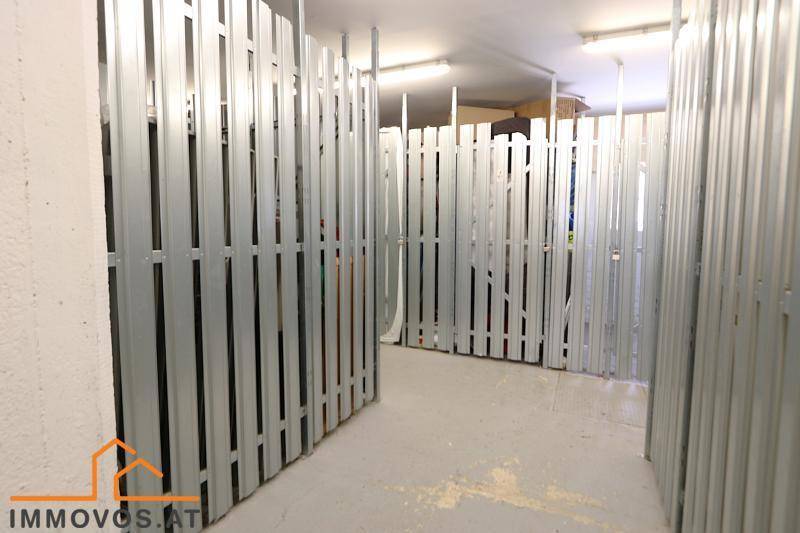 Abstellräume im Kellerbereich mit Metallabtrennungen.