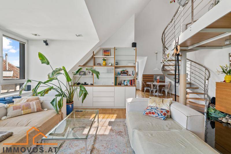 Geräumiges Wohnzimmer mit Wendeltreppe, Holzboden und moderner Einrichtung.