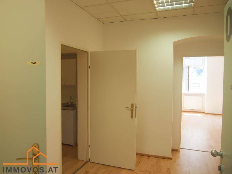 Heller Flur mit mehreren Türen, darunter eine zum WC und eine zu einem weiteren Zimmer.