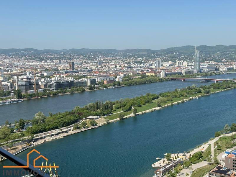Panoramablick über die Stadt, den Fluss und die umliegende grüne Landschaft von oben.