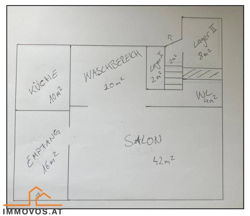Handgezeichneter Grundriss mit Salon, Empfang, Küche, Waschbereich, WC und zwei Lagerräumen.