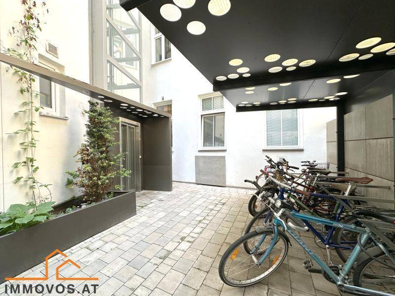 Innenhof mit Fahrradabstellplätzen und Begrünung, bietet praktischen Raum im Freien.