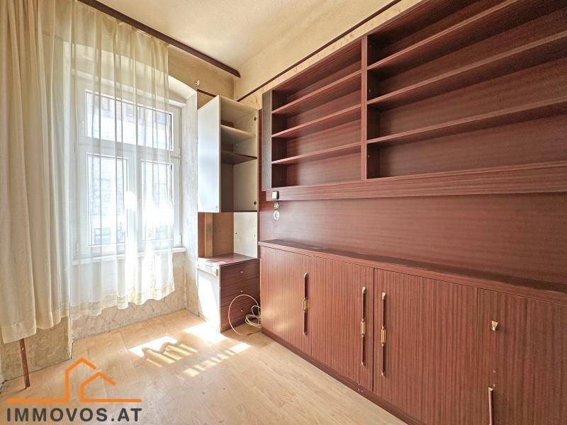 Praktischer Raum mit Einbauschränken und Regalen, ideal als Abstellraum oder kleines Büro.