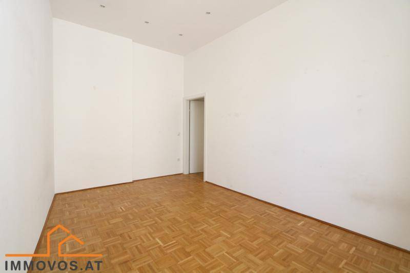 Leerer Raum mit Parkettboden und weiß gestrichenen Wänden, bereit zur individuellen Gestaltung.