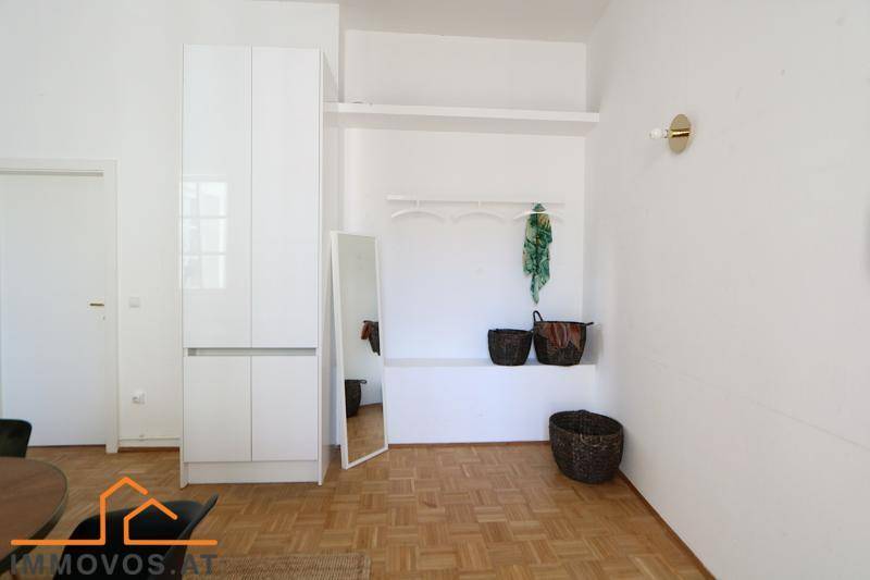 Eingangsbereich mit Garderobe, Spiegel und Stauraum, ausgestattet mit praktischen Möbeln.