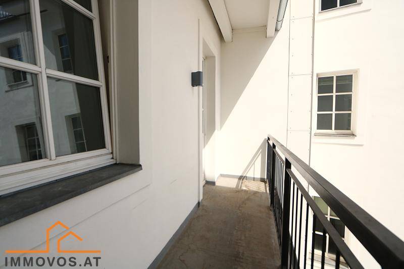 Schmaler Balkon mit Blick in den Innenhof, ideal für frische Luft und Entspannung.