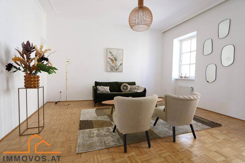 Geräumiges Wohnzimmer mit stilvoller Einrichtung, Holzboden und dekorativen Elementen, hell und einladend.