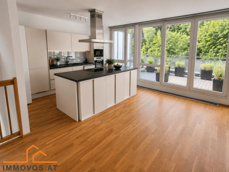Moderne Einbauküche mit Kochinsel, dunkler Arbeitsplatte und großen Fenstern zur Terrasse.