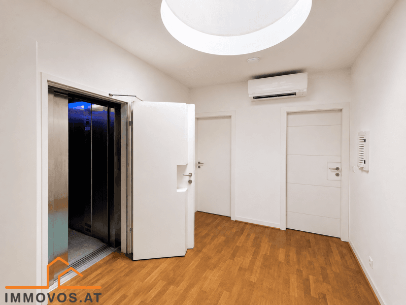 Heller Flurbereich mit Holzboden, integriertem Aufzug und Klimaanlage für Komfort.